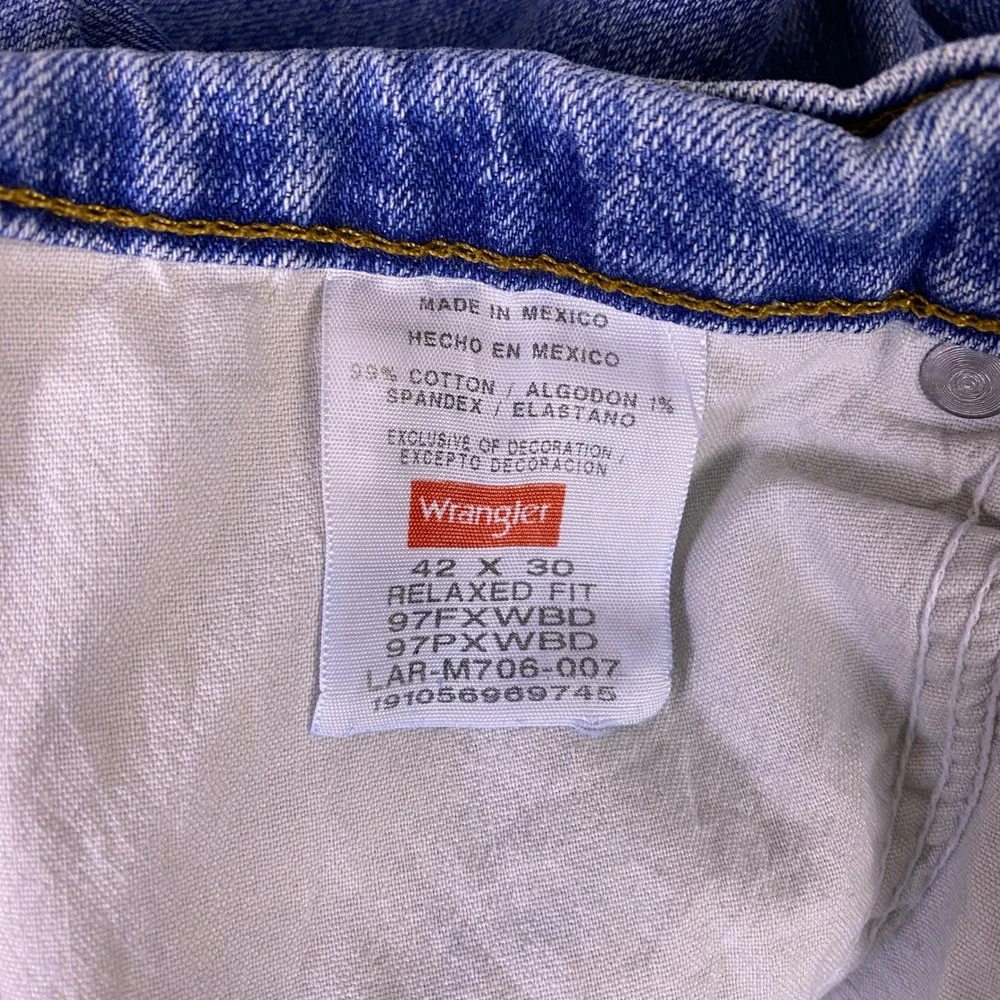 Wrangler Jeans Relaxed Fit‎ Men's Size 42x30 Straight Leg Blue Medium Wash